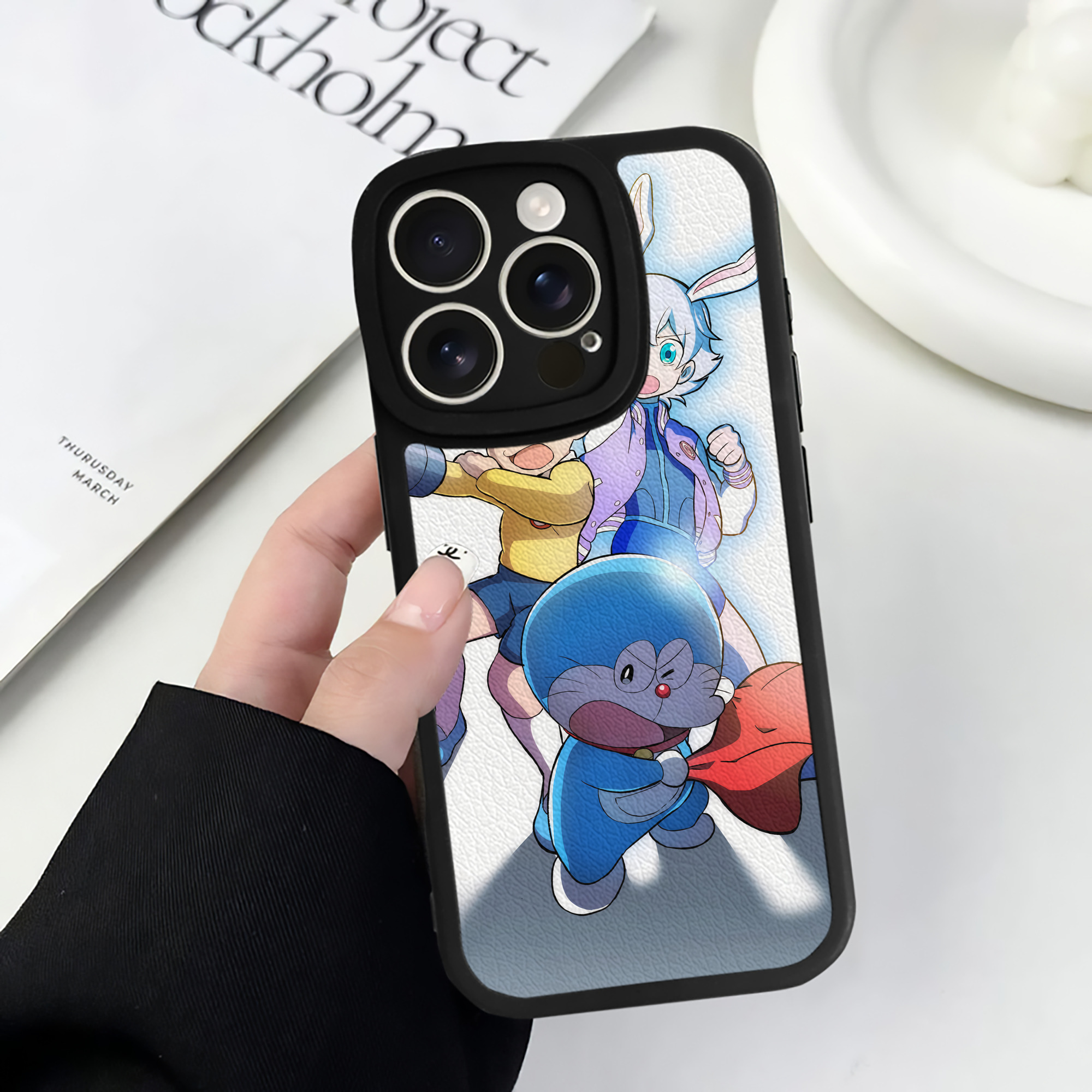 （画像用） ドラえもん Doraemon 【iPhone 16シリーズ対応】シリコンスマホケース（レザー調） 材質：シリコン